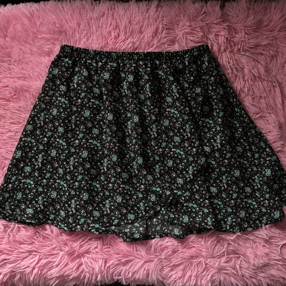 Forever 21 Dresses & Skirts - Forever 21 sz S navy background and teal and white floral skirt